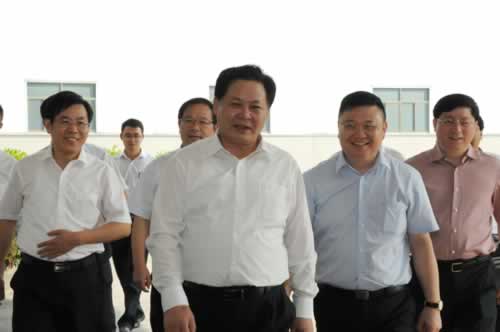 01安徽省副省長(zhǎng)楊振超(前中)、省經(jīng)信委主任牛弩韜(左三)、合肥市副市長(zhǎng)王翔(右一)等領(lǐng)導(dǎo)蒞臨易事特調(diào)研.jpg