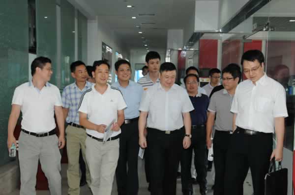 2014101201海南省人民政府研究室副主任熊安靜(左三)一行在廣東省政府研究室副主任白井文(右二)、東莞市政府辦副主任鐘彬(右一)等陪同下蒞臨易事特調(diào)研.jpg
