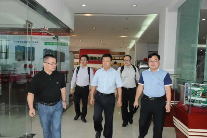 20141015中國(guó)進(jìn)出口銀行廣東省分行行長(zhǎng)張祖軍(左三)蒞臨易事特參觀考察.jpg