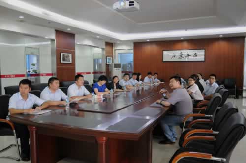 國家東中西區(qū)域合作示范區(qū)(連云港徐圩新區(qū))副主任馬冬梅(左五)蒞臨易事特考察調(diào)研并座談.jpg